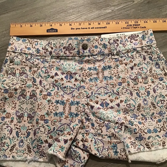 Frayed Hem Shorts Small, Stretch, NWT HUE - Picture 5 of 9